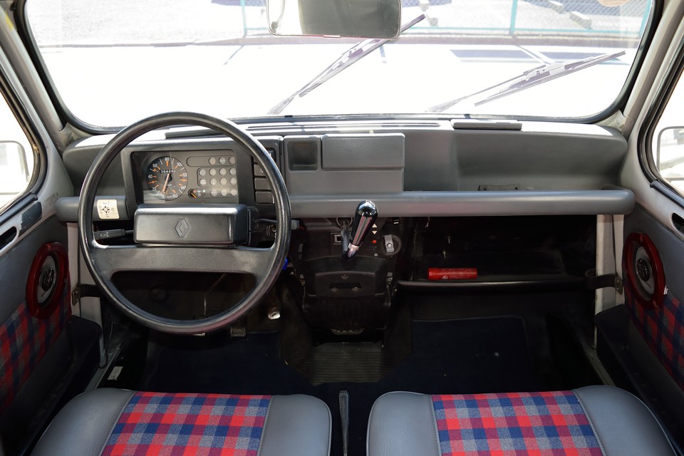 ・・・と、サビについて熱く語ったところでダッシュパネルです（笑）改めて見てみると、小物入れの多さにビックリしますね、実用車の面目躍如！というところでしょうか・・・お馴染みのハンドル横のシフトレバーも、やっぱり使いやすい！