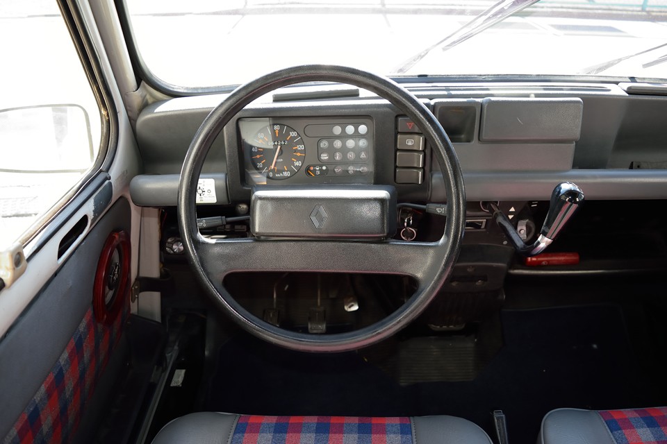 シンプルこの上ないメーターパネル！これで必要なものは全部ありますが、何か？的な・・・。