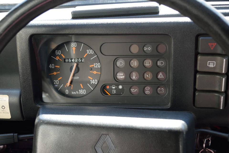 オドメーターはご覧の距離ですが、旧車のため走行不明とさせていただきました。それにしても、毎度このメーターを見る度、思いますが、見やすく、機能的なのに、こんなにPOPなデザインのメーターって他に？