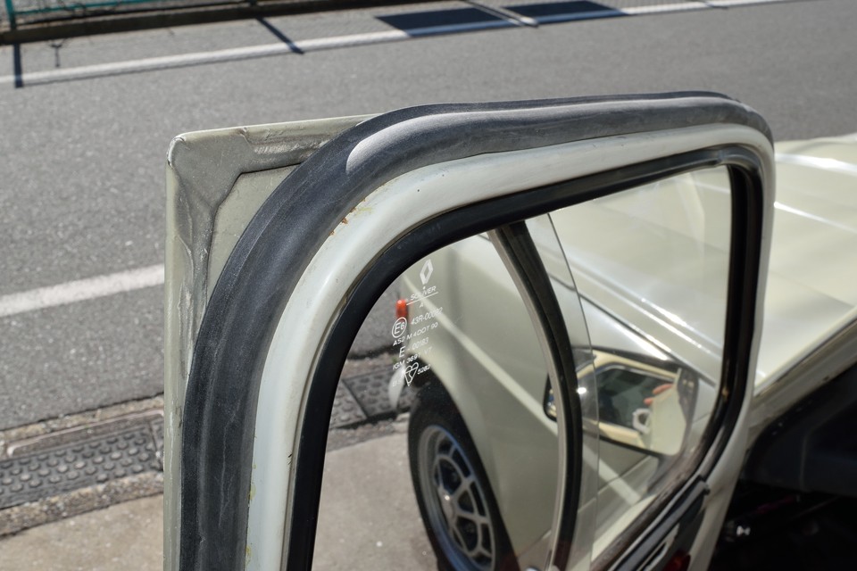 それから忘れちゃいけないのがコレ！キャトルでは必ず劣化してしまうドア周りのインナーゴムをすべて新品張替済です！見栄えが良くなるのはもちろんですが、ドアのガタツキを抑え、隙間を埋めて、外気や雨の浸入を防ぐ、れっきとした機能部品なのです！