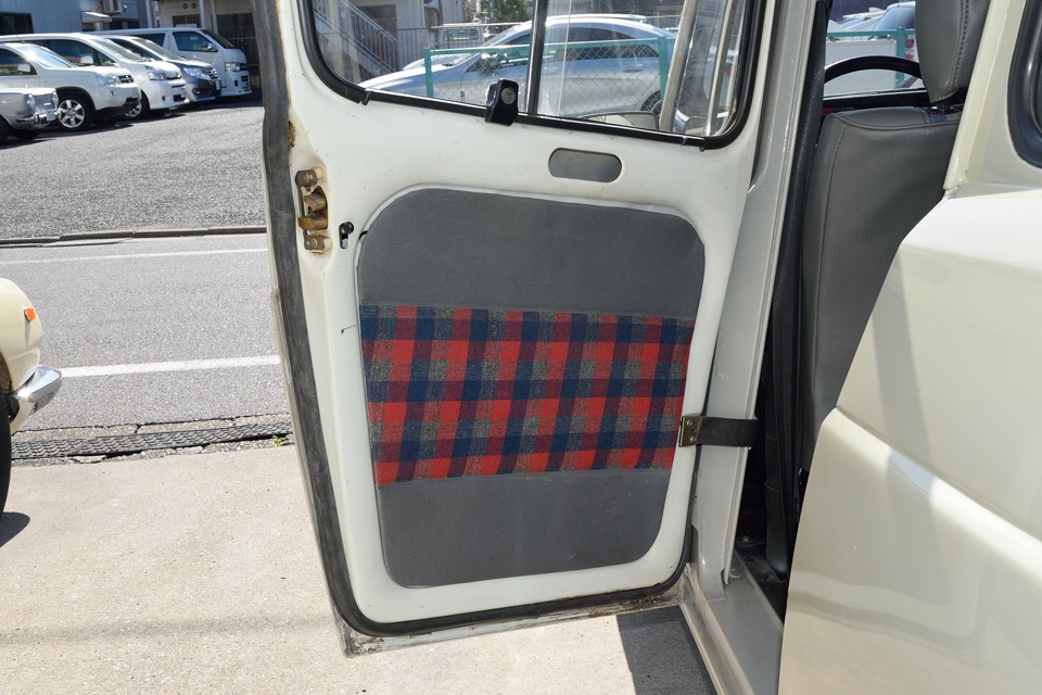 リアドア内張りです。使用頻度が少なかったせいでしょうか、前ドアに比べれば汚れも少ない状態です。