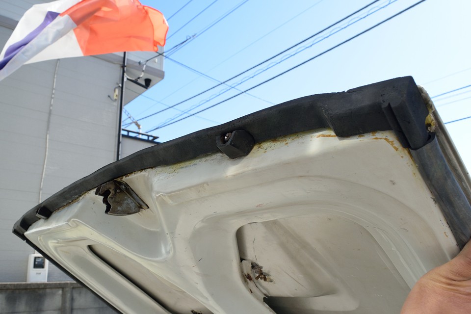 そして更に、もうひとつのドア・・・そう、リアハッチドア周りのインナーゴムも新品張替済！ハッチ下辺は外から見えるところですからね。（外観画像参照してね）