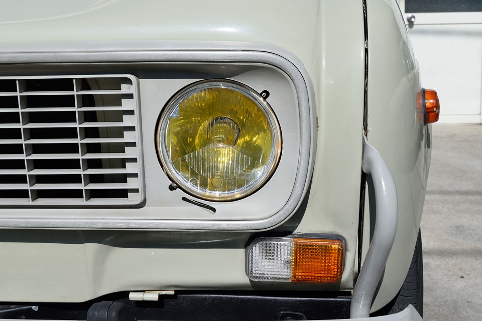 ヘッドライトはもちろんイエローバルブ！反射板の劣化もほとんど無く、クリアーな状態です。ウインカーレンズは少し汚れがありますが、もちろん割れはありません！