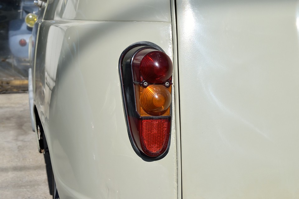 特徴的なリアレンズも、割れはもちろん、目立つ色褪せもありません。