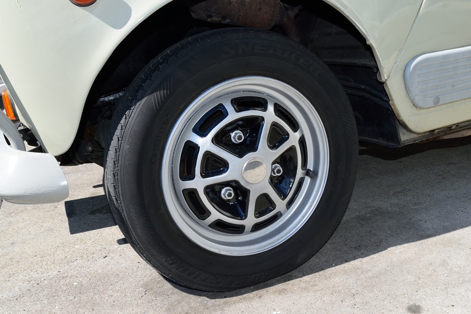 そして、コレも大事なアピールポイント！当時のオプションホイールですが、色褪せしてたので純正同様に2トーンカラーで再塗装済！これ塗るの、見ただけでもめんどくさそうでしょ？マスキングの鬼！？になって頑張った結果・・・ご覧の状態に！