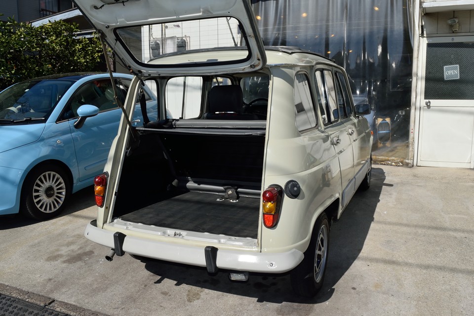 ラゲッジルームはご覧の広さ！ガバッと開くハッチバックで、メッチャ使いやすい！さすが実用性にこだわるフランス車！ですね。