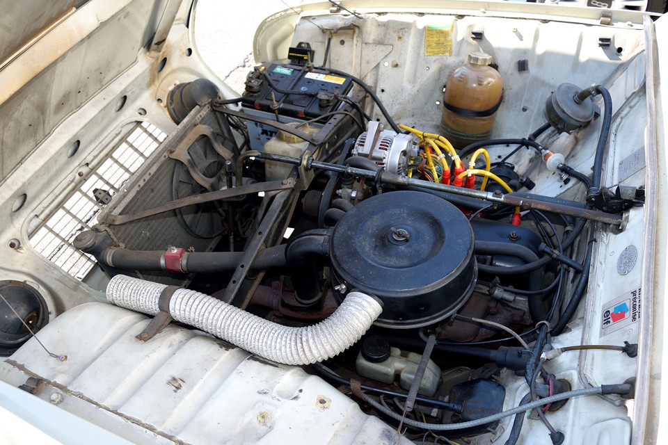 水冷直列4気筒OHV、1108 cc、最大出力34PS／4000 rpm、最大トルク7.5 kgm／2500 rpm。こんな非力で大丈夫なの？って思ってしまいますが、乗ったらそんな心配は一気に吹き飛ぶほどの痛快さ！車両重量700kgとチョ～軽量なおかげで、むしろ街中ではキビキビと走るドライビングマシ～ンなのです！