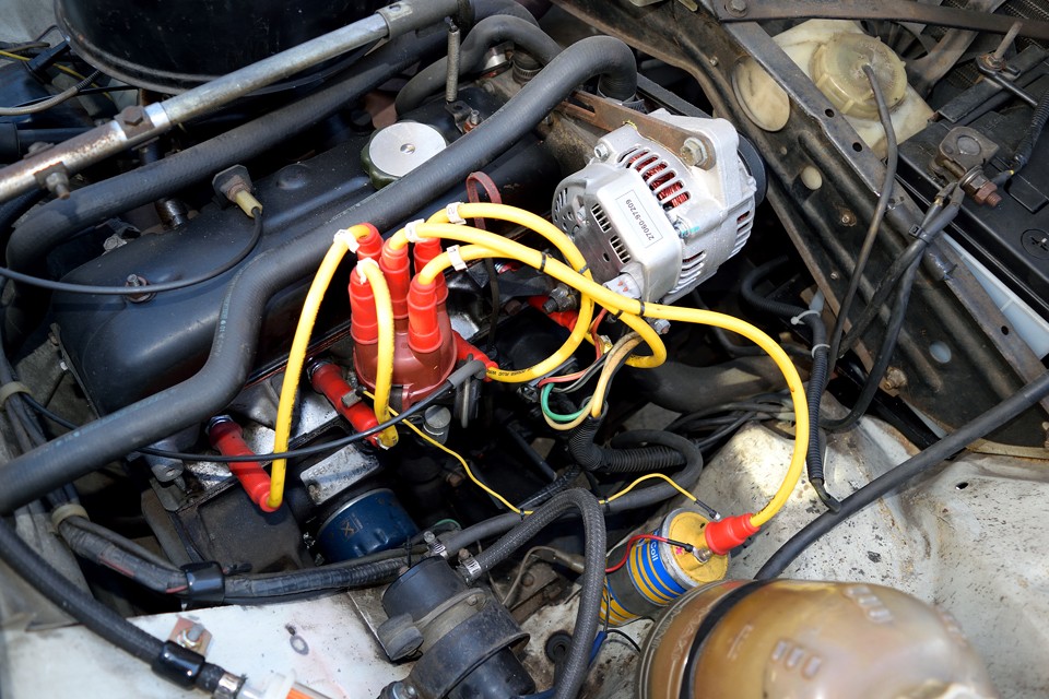 これ見ただけでもご安心いただけると思いますが、機関周りの整備内容を記載しますと、デスビ本体（バキュームホース新設）、デスビキャップ及びローター、プラグ、イグニッションコイル、オルタネーター、ベルト、クラッチワイヤー、ステアリングラックブーツ左右、タイロッドエンドブーツ左右、マフラーマウント、フューエルポンプマウント、シフトブッシュ一式、EGオイル、オイルフィルター、T/Mオイル、ブレーキフルード、エアーエレメント、フューエルフィルターをすべて交換済！←またまたやり過ぎたかも・・・（苦笑）