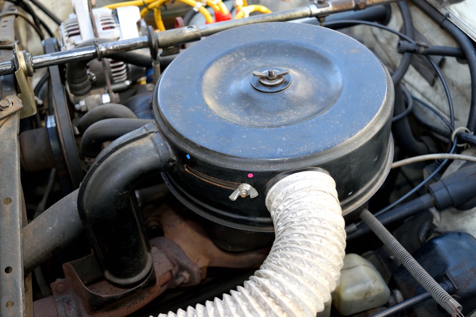 これがディーラー車の特徴のひとつ。エアインテークの吸気口が夏冬切り替え式になってます。並行車ではホースを差し換えるようになっていて、そちらのほうが簡単なのですが・・・それを言っちゃぁ・・・（笑）