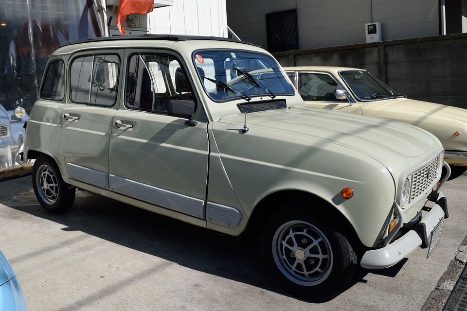 え～、それではここでおさらいを・・・弊社入庫後、実施した内容は、まずは前後バンパー簡易塗装、サイドプレート簡易塗装、リアハッチを含む全ドアのインナーゴム交換、前後ウインドウメッキモール交換、ルーフメッキモール取付・・・そして。