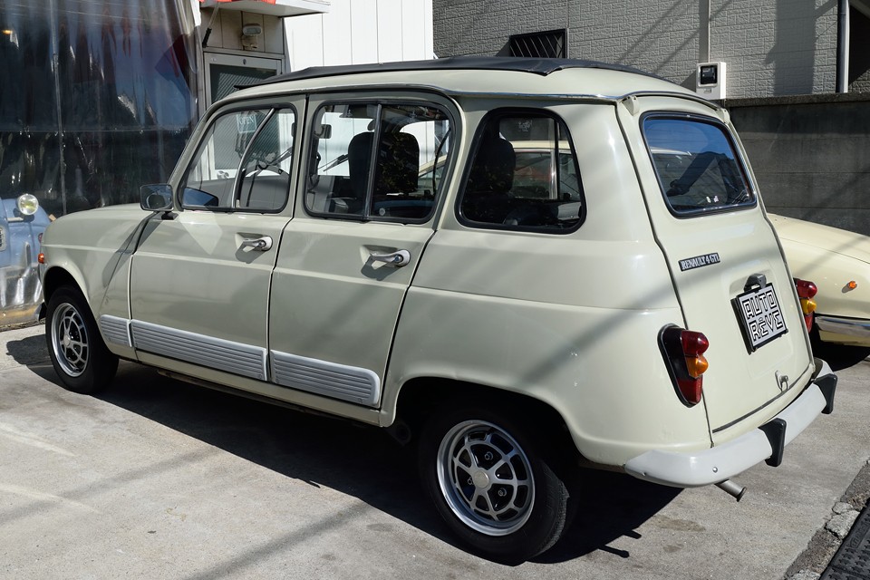 全ホイールを純正通りの2トーン塗装、前席床面のサビ留め処置後、鉄板溶接貼り、及び室内床面の防音・防振シート張替、全シート脱着・分解してのシートカバー新品張替、リアシートバックパネル塗装、ラゲッジトレイ塗装・・・更にそれに加え、前述の通り、機関周りの交換部品多数！