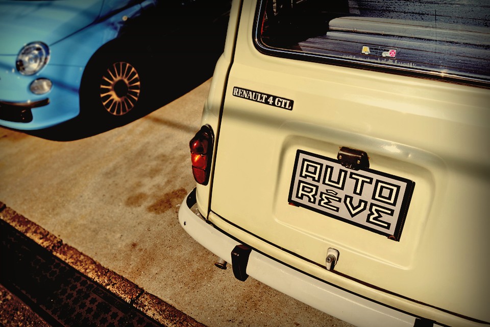 今回ご紹介するこのキャトルはと言えば・・・う～ん、「画家のようなキャトル」と言うのが近い気がします・・・それは・・・。