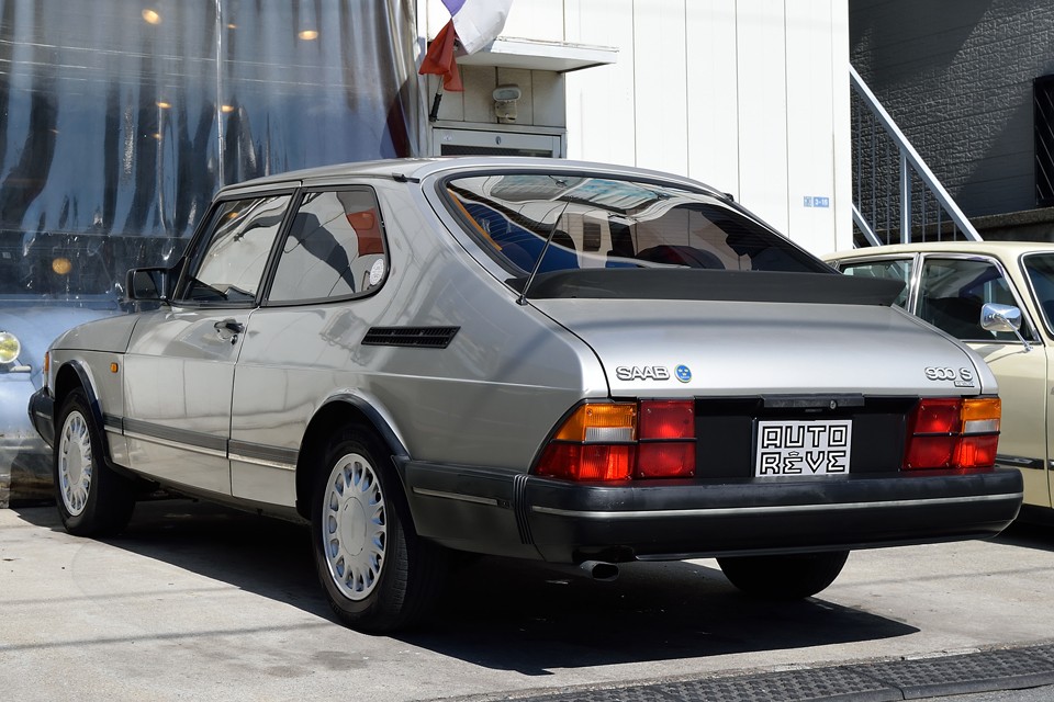 セダンには無い、3ドアハッチバックだけの大きく弧を描く丸味を帯びたリアスタイルは、決してカッコいい！ではないけど、漫画やアニメに出てきそうな無国籍感タップリの独特のスタイルは「ククゥ～！」なポイントかと。