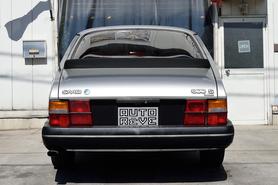 ボリューム感のある独特なリアスタイルは・・・第1段階：何？このボテッとしたお尻？！　第2段階：ん？なんか面白い形だなぁ～　そして第3段階：この曲線がたまらない～！・・・貴方は何段階？