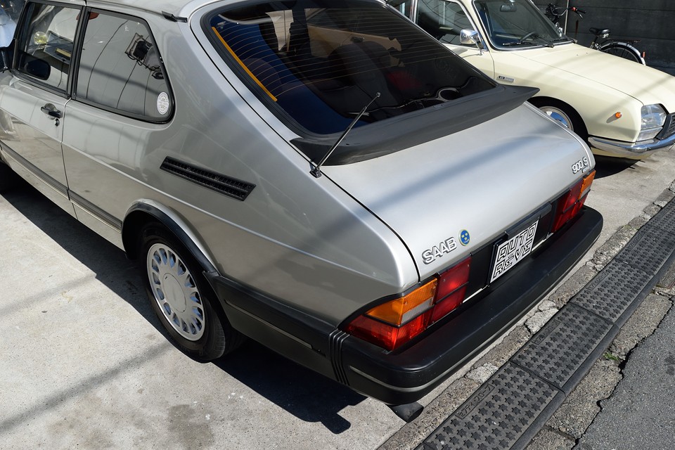 ボディサイド、リア付近の塗装はそれほど劣化はないので、見た通りのキレイな状態です。