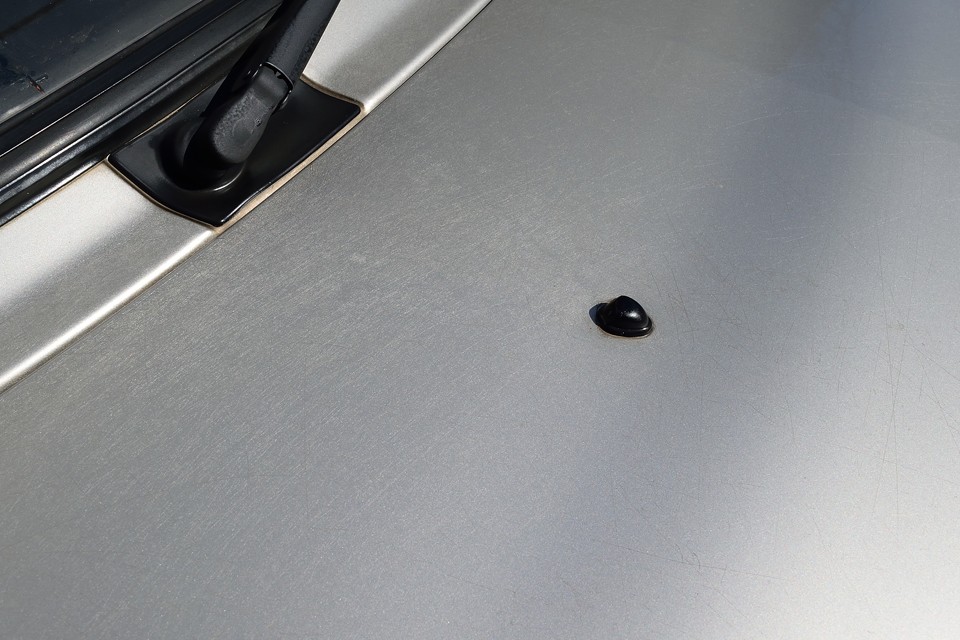 ボンネットの拡大画像です。ここまで近くで見るとクラック状の劣化がお判りいただけるかと・・・でも薄くなって下地が白くまだら状になる、あまり良質では無い塗装の劣化とは違って、クラック劣化はもともとの塗装が良い証拠とも言えますね。