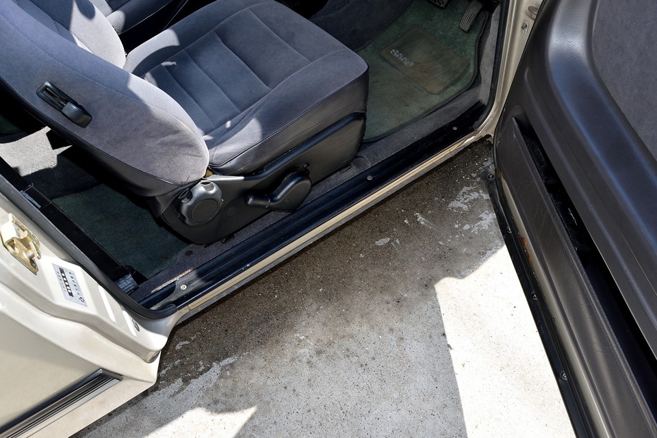 ・・・と、その前に、サーブというクルマを表すポイントのひとつ！ご覧のようにドア下部のシャシーがえぐり込んだ形状に！これで強度は大丈夫？って思ってしまいますが心配無用！ガッチリした金庫のような合成感は、さすが元航空機メーカー！というところでしょうか。