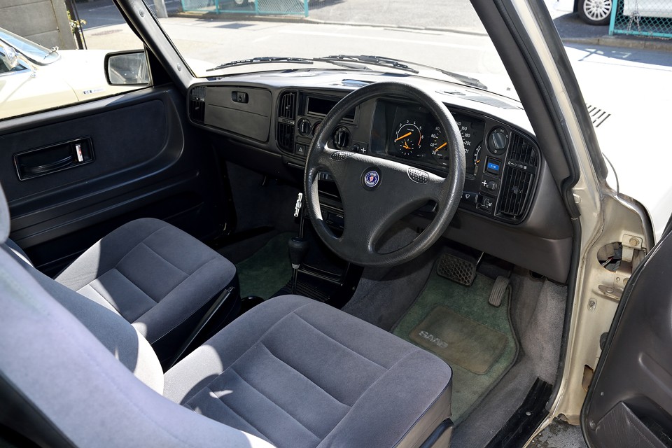 内装はご覧の通り、かなりの好印象かと！後述するダッシュパネル上面のヒビ以外は、むしろ清潔感のある状態だと思います。