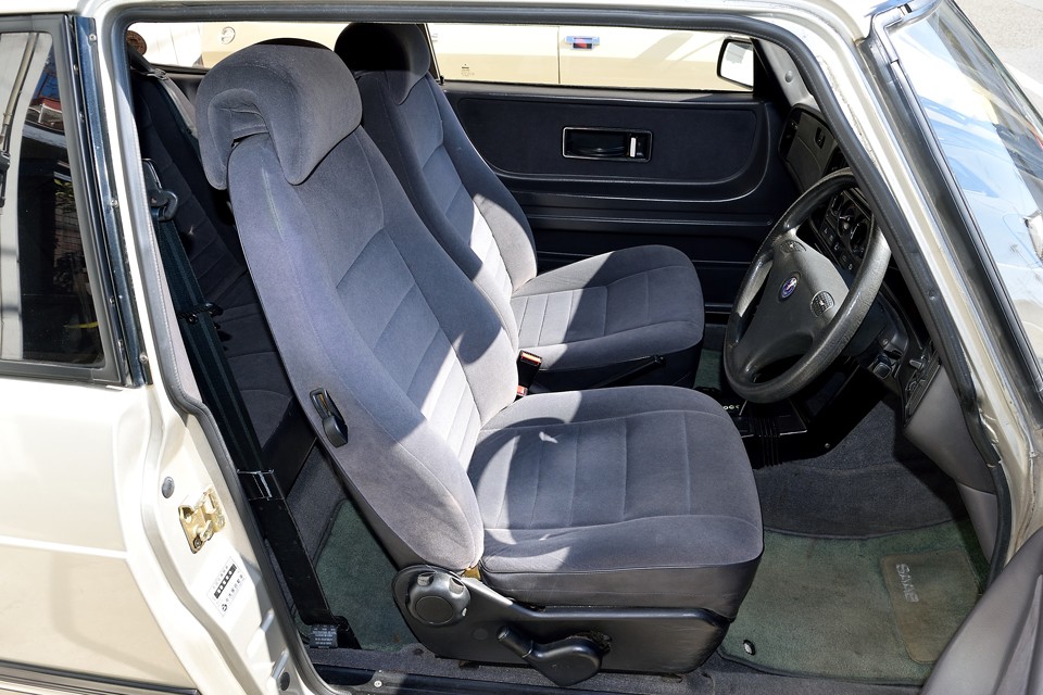 見るからにたっぷりとしてフワフワな印象のシート！座り心地は・・・見たまんま！コレいいわぁ～！