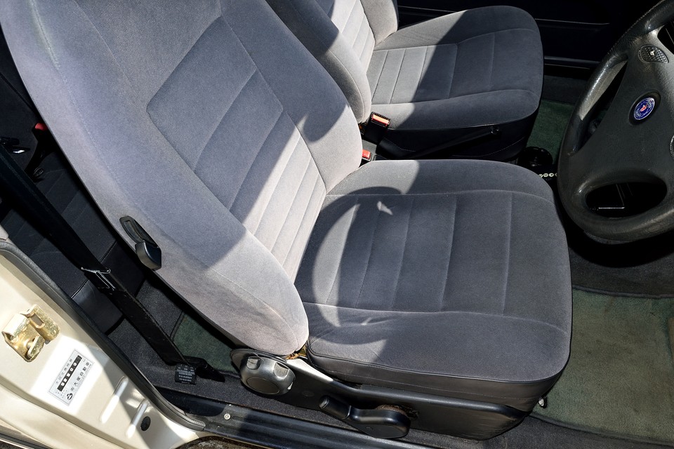 一番劣化しやすい運転席でも、目立つ汚れはもちろん、破れ、ほつれもありません！