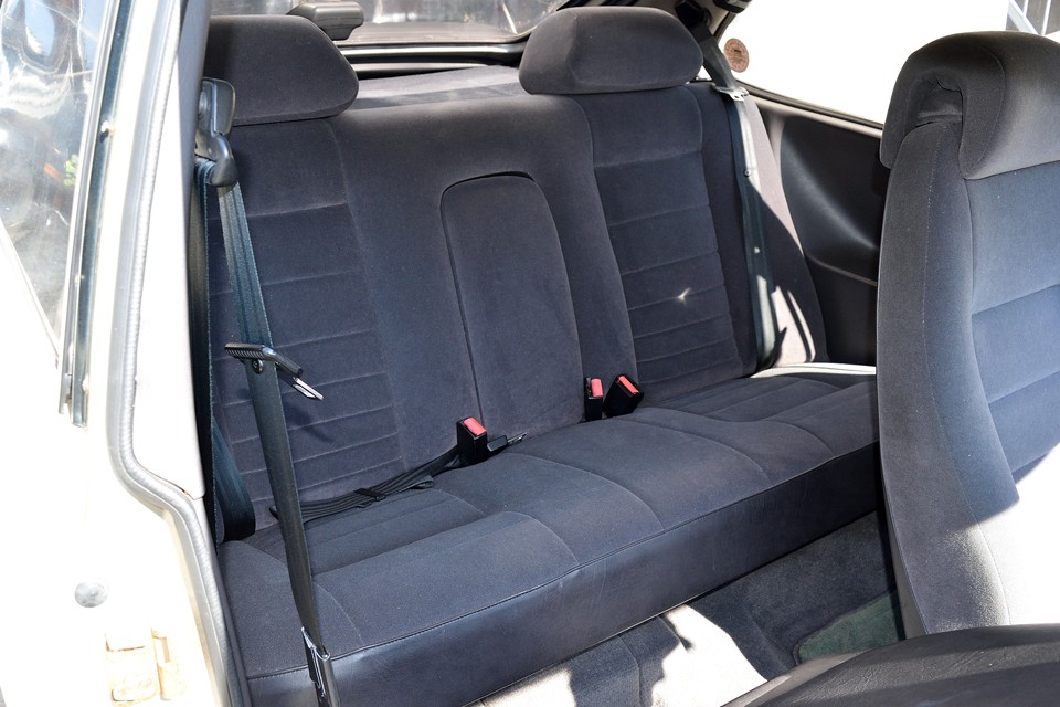 使用頻度の少ない後席は、ご覧の通り至って清潔！頭上高や前後スペースもあるので、大人2人がちゃんと座れる後席です。