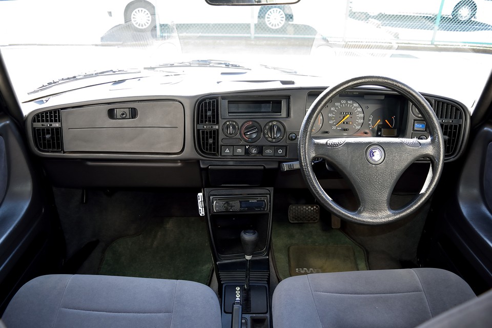 そして、これまたサーブらしい哲学のひとつ。ダッシュパネルのメーターや操作ボタン系がすべて高い位置に配置されています。航空機同様に、視界の移動をなるべく少なくするために考えられたレイアウトなのです！