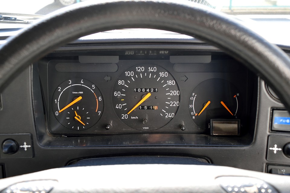 実走行10.6万km！既に27年を経過した車両ですから、走行距離でクルマの評価はほとんど無意味かと・・・むしろ、この距離はちゃんと走っていたんだね！って考えるのが正しいと思います。ちなみに右端のデジタルメーターは後付の水温計です。かなり正確なので、旧車には安心な装備かと。