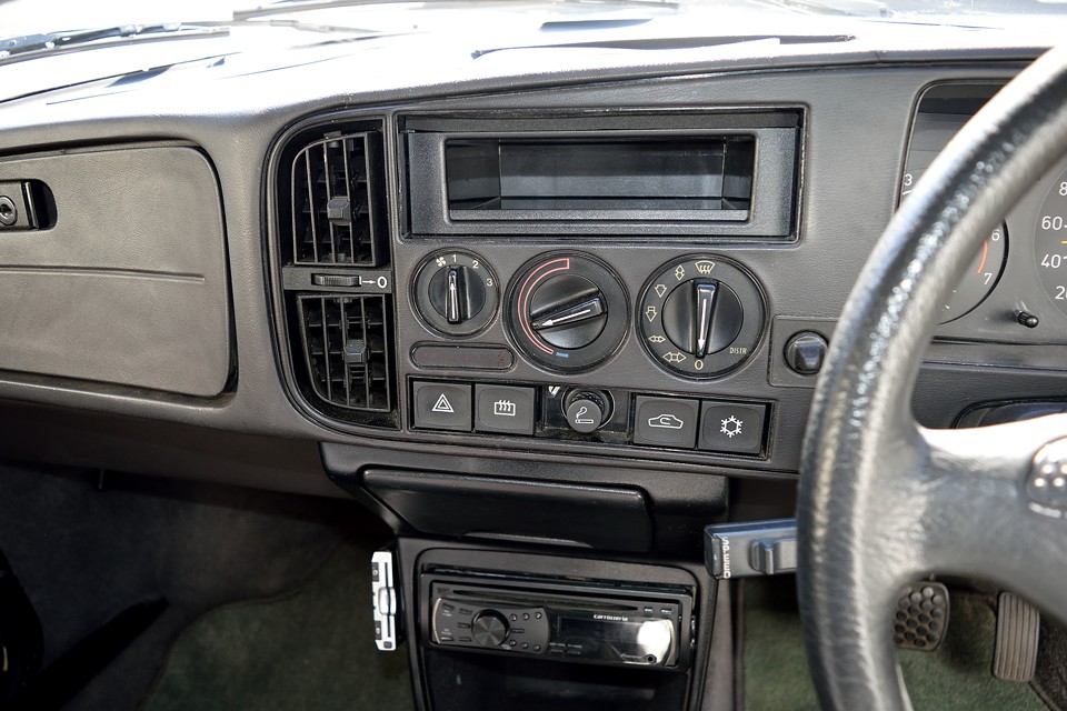 良く見ると、吹き出し口操作ダイヤルに大きい矢印と小さい矢印が・・・これ、OFFの状態からいきなりMAX送風になるのですが、始動時にMAX送風が必要な寒い国ならではの装備？！