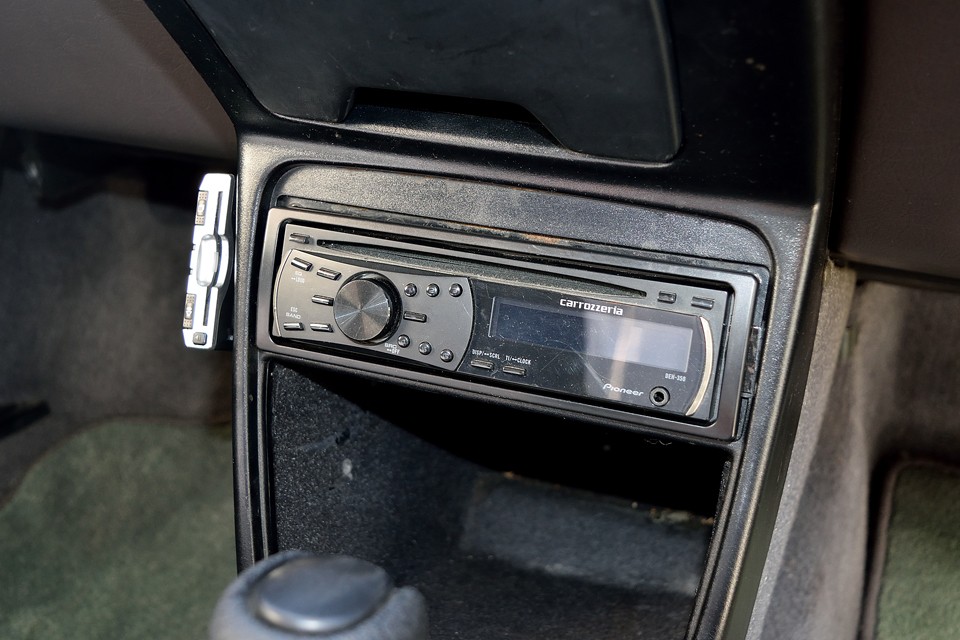 オーディオはシンプルなカロッツェリア製のCDデッキ。その横にETCも、もちろん装備です。