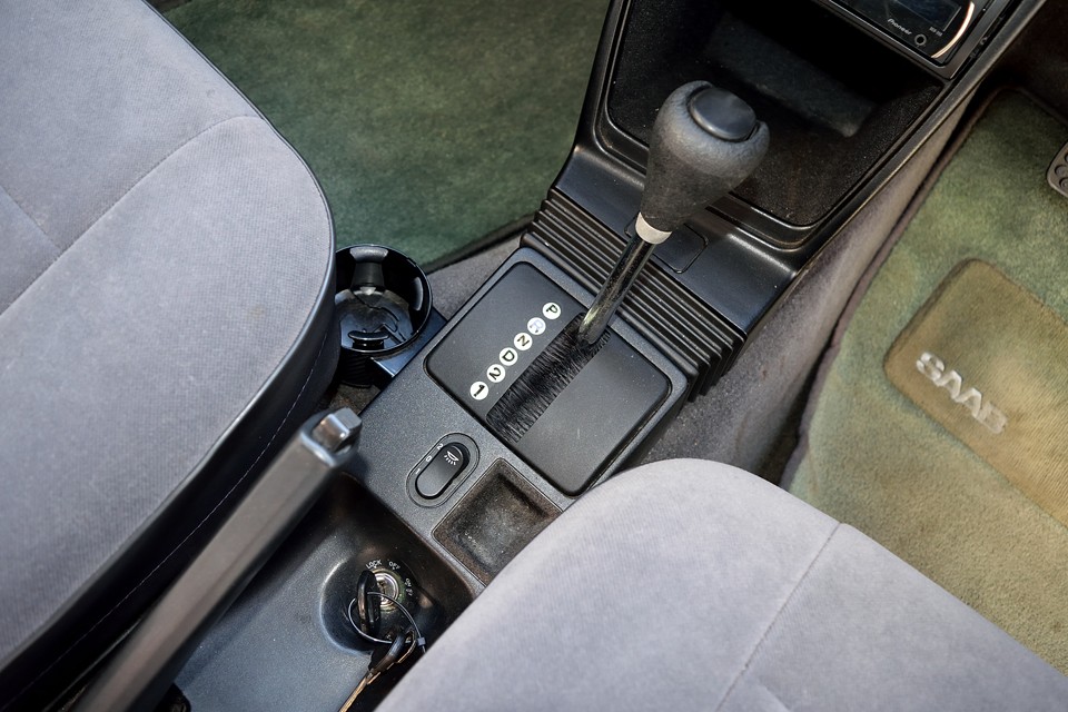 そして、これもサーブの特徴のひとつ。イグニッションキーがセンターコンソールのこの位置にあります。凍った路面での駐車でクルマが動かないよう、Pレンジへ入れないとキーが抜けなくなるという機構上の都合でこの位置なのです。