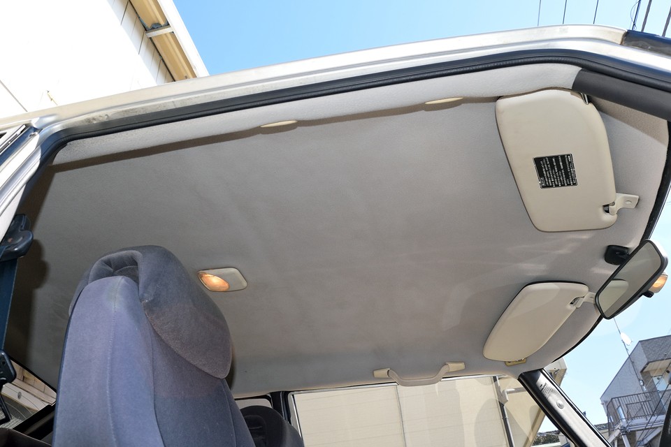 汚れが目立ちやすい白系の天張りもこの通り。良く見ると若干の浮きはありますが、ほとんど気にならないのではないかと思います。