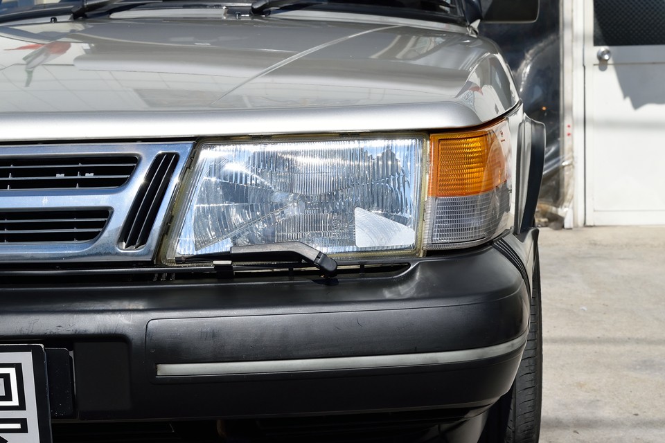 ヘッドライトはガラス製なので、劣化で曇ることも無くクリアーな状態です。ウインカーレンズも色あせ、割れはありません！