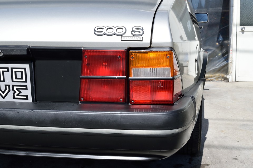 吹雪の中でも視認性はバッチリの大柄なテールレンズ！いわば、このリアスタイルは北欧の気候風土が生んだ形なんでしょうね。