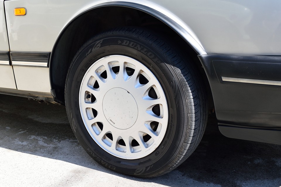 純正15インチアルミは、年式相応の小キズ、小劣化ありますが、大きく目立つものはありません。