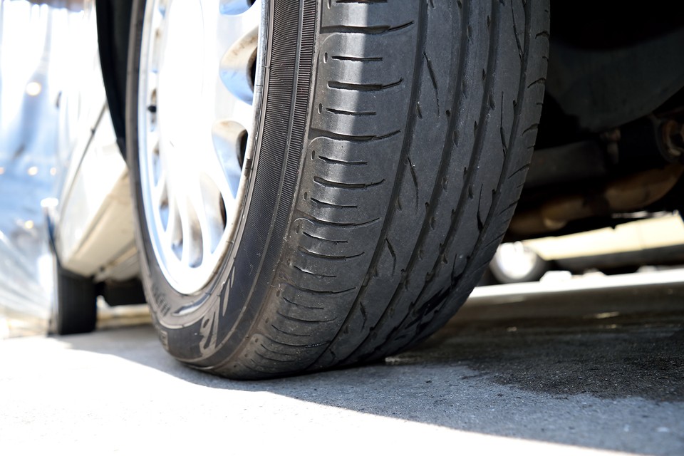タイヤはDUNLOP製で、サイズは185/65R15　残山は5～6分山というところでしょうか。当分交換の必要はありませんね。