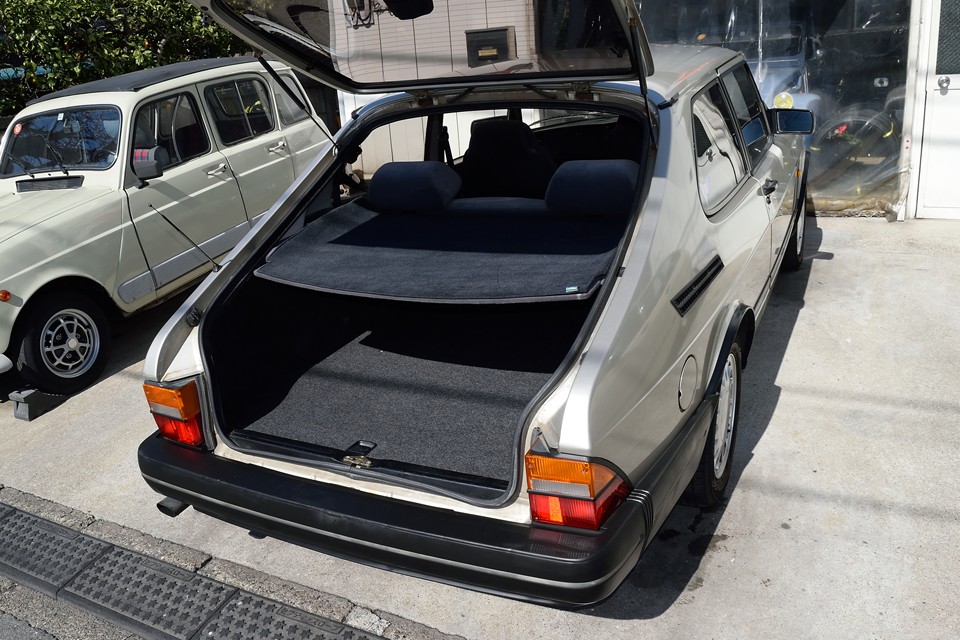 こんなに開かなくても！っていうくらい開くリアハッチ！巨大なハッチなので少々力が必要なのが玉にキズですが、おかげで荷物の積み下ろしはとってもしやすい！