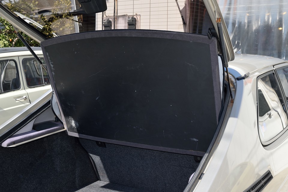 ラゲッジカバーを止めるストッパーも装備！巨大なカバーですから、これは必須！最初、気が付かずに頭でカバー支えて、奥の方、掃除機かけてました（笑）