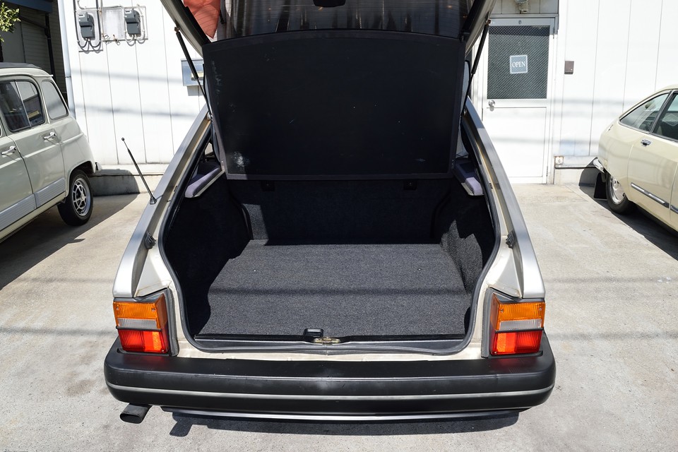 スウェーデンの人って、どんだけ荷物積むんでしょうねぇ。奥の方は手が届かないほどの広さ！