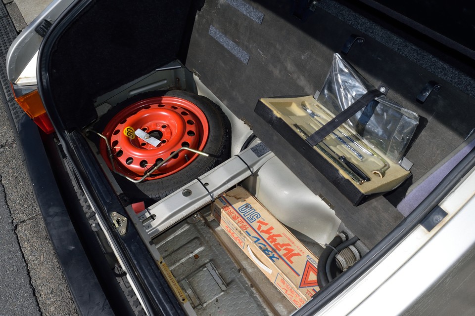 トランク床下にスペアタイヤ、工具類も装備。酷いサビや修復跡が無いのもお判りいただけるかと・・・。