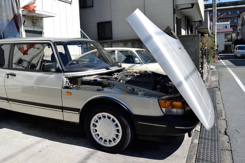 パタンッと前傾させて完了！サイド部まで回り込んだ形状なので、大きく重たいボンネットですが、この機構のおかげで開閉は楽々！まんま航空機のドアの機構のようですね。