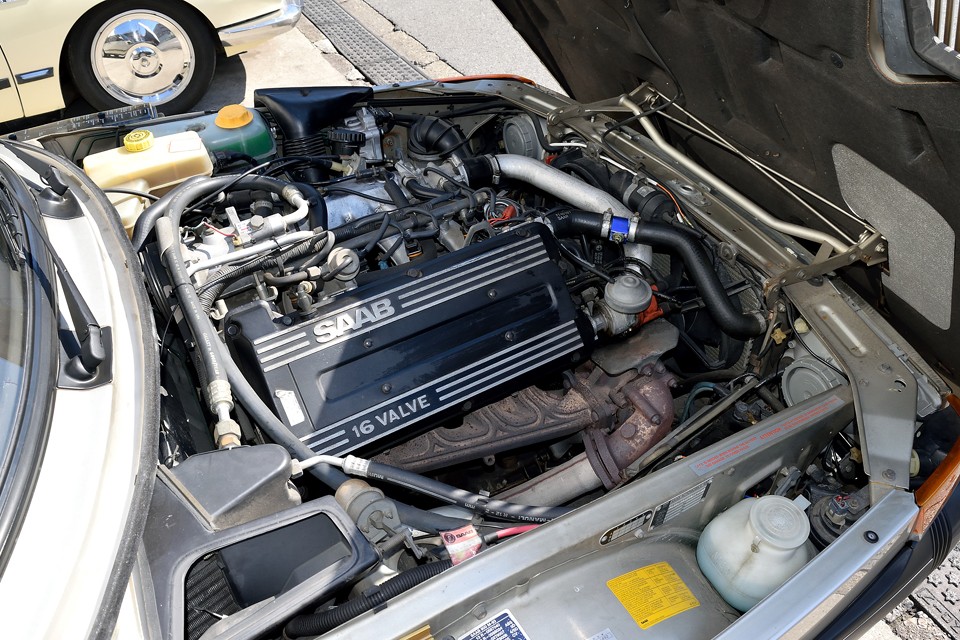 水冷直列4気筒DOHC16バルブ、1985cc低圧ターボ、最大出力145ps/5600rpm 最大トルク20.9kgm/3800rpmを発生。ボディ剛性も高く、それでいて車重1300kgなので、数値以上にパワフルに感じます。