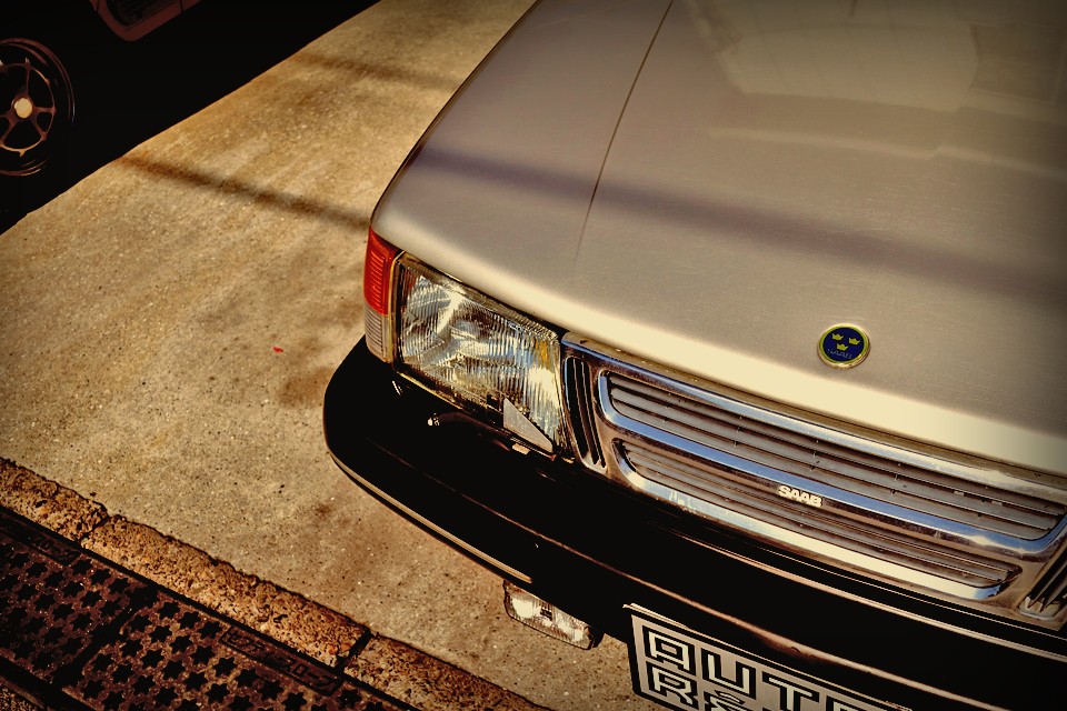 こんなに存在感のあるクルマを世に送り出していたサーブなのに、残念なことに、今やそのブランドは消え去り、過去のものに・・・。