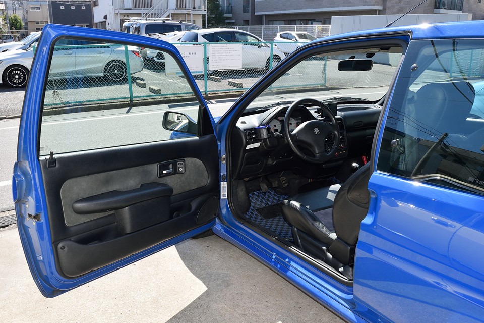 ・・・と、外観で気になるのはホントにそれくらい。では引き続きインテリアのご紹介です。どうぞ～！