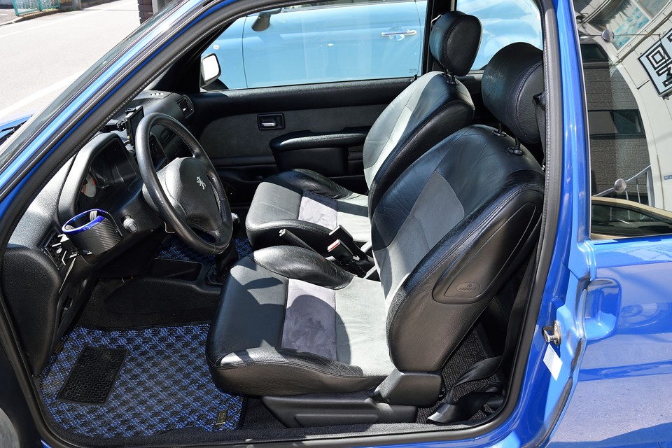 とっても清潔なインテリアではありますが、前述の飛石同様、乗るとどうしても劣化してしまうシートのアルカンターラ部分にスレがあります。