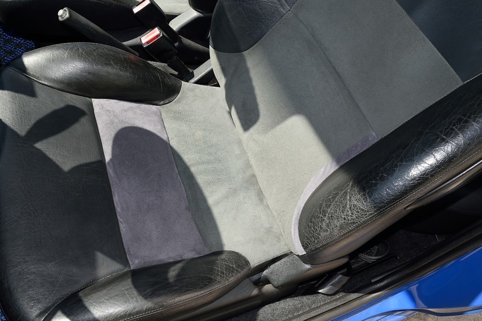 弊社入庫時、運転席座面には穴が・・・背もたれ部にも擦れて破れたところがありましたが、ご覧の通り、同じアルカンターラ生地で補修済！色味が若干違うのは許してぇ～！