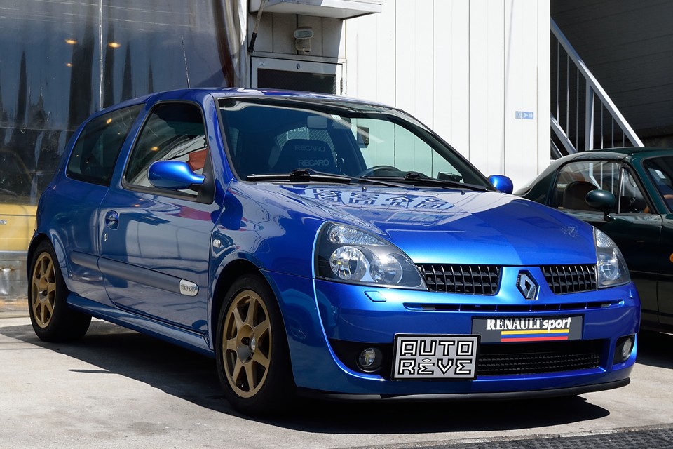 こういうのメーカーが造って発売しちゃっていいの？って言うくらいの過激なモデル！まったく、ルノーって何考えてんでしょう・・・だから大好きなんですけどね（笑）