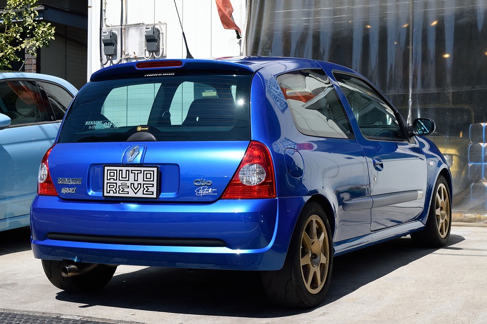 見た目はレギュラーのRSと変わらないように見えますが、エンジンチューニングしてパワーアップしてるし、車高が3mm低いとか足回りも細かくセッティングされてるし・・・。