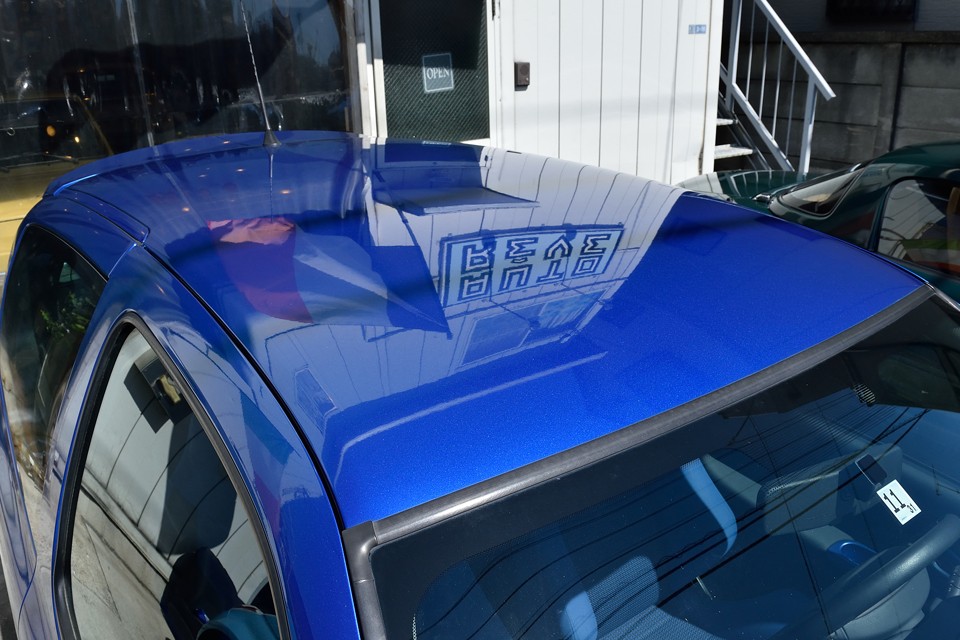 レギュラーRSのメチルブルー（432）に比べ、更に鮮やかな印象のMondial Blue （D43）！一番傷みやすいルーフ塗装もご覧の通りの鮮やかさ！