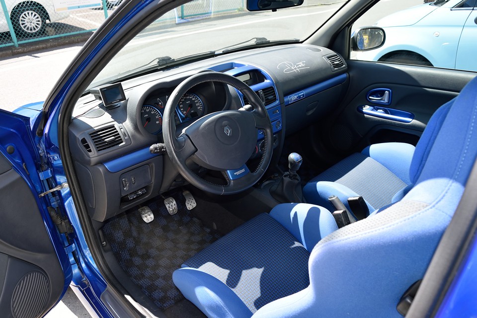 青です。どこそこ青です（笑）