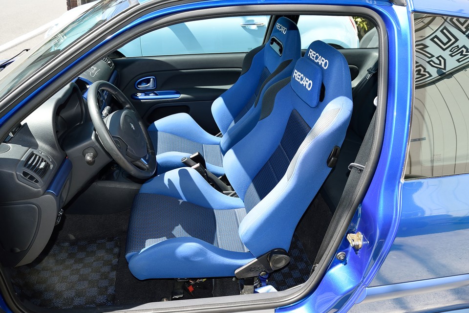 現在は、ご覧のRECAROのバケットシート装着です。まるで最初からそうだったような統一感があって、しかも、しっかりと体をホールドしてくれるんですから、これ正解！
